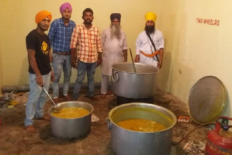 ನೋಟು ರದ್ದತಿಯಿಂದ ಹೈರಾಣಾದ ಜನರಿಗೆ ಉಣಬಡಿಸಿದ ಮಂಗಳೂರಿನ ಸಿಖ್ಖರು!